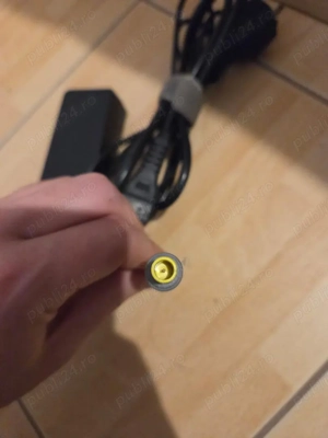 Vând încărcător de laptop Lenovo B590