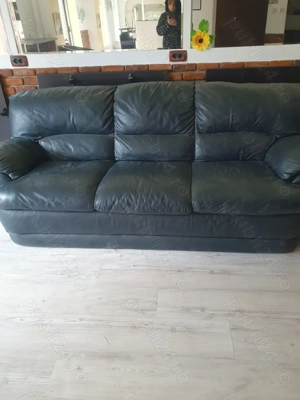 Acum vând mobilier   , o canapea cu doua fotolii din piele și un dormitor ,