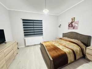 Duplex despartit prin garaj cu 5 camere - Dumbravita - imagine 6