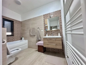 Duplex despartit prin garaj cu 5 camere - Dumbravita - imagine 7