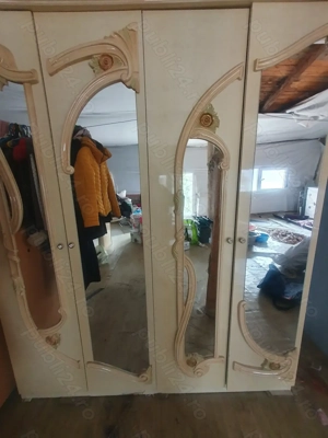 Acum vând mobilier   , o canapea cu doua fotolii din piele și un dormitor ,