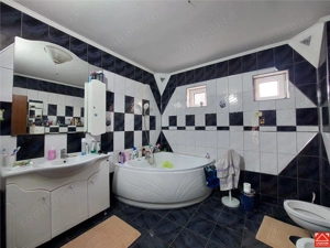 Casa mare pentru 2 familii sau pentru afacere - imagine 12