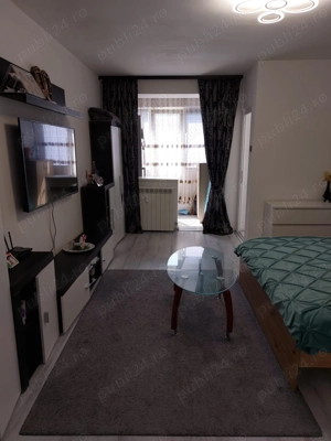 Garsonieră de vânzare, stația de metrou în fața scării 