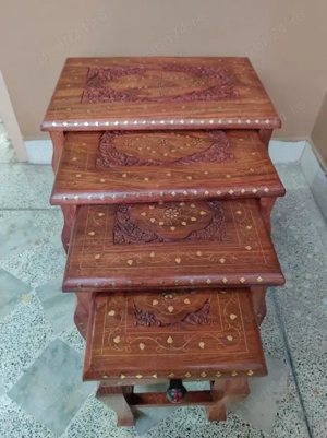 Superb set de 4 măsuțe din lemn de trandafir și inserții din alama ș cu o deosebită sculptura ,stare