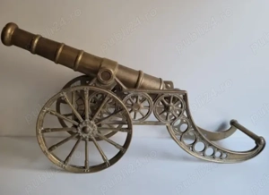 Superb tun din bronz de dimensiuni mari foarte masiv,piesa cu o lucrătură de o foarte mare finețe ,s