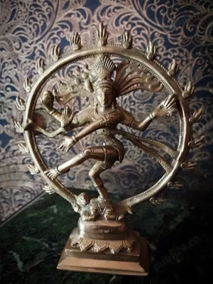 Statuie veche indiana, confectionata manual din bronz Lucrata minutios, cu detalii bogate, statuia s