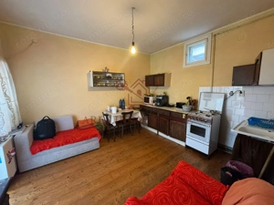 Investiție cu potențial: 2 apartamente + mansardă – Comison 0 - imagine 5