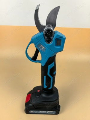 Foarfeca electrica Matrix cu 2 baterii 279 lei