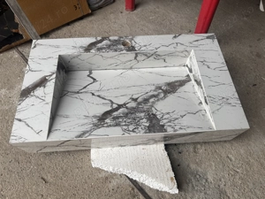 Echipa de 2 băieți execută lucrări de finisaje 