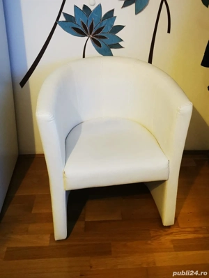 Fotoliu alb piele ecologica si fotoliu albastru tapiterie textila