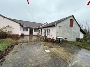 Bocsa Romana, Casa 8 Incaperi, Strada Principala.