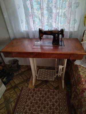 Vând mașină de cusut Zinger