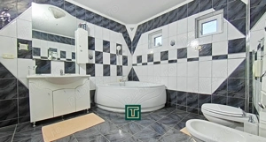 Casă impresionantă cu 15 camere, teren generos, piscină și două corpuri de clădire   Fântânele, Arad - imagine 7