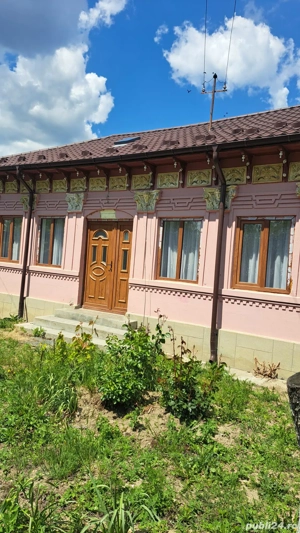 vînd casă în zonă liniștită 