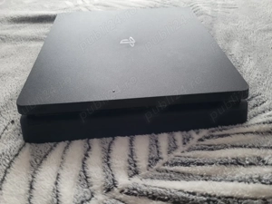 Vând ps4 slim 2 manete,stație de încarcare,9 jocuri  - imagine 2