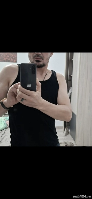 Tanar caut Doamne Domnisoare!