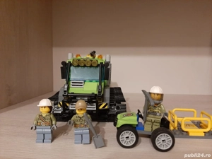 LEGO City Tractor cu senile pentru vulcan 60122.