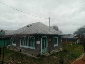 Casa Bodesti 50mp 2 camere bucataria anexe la sosea cu 1500mp teren lumina ,fintina cu apa 