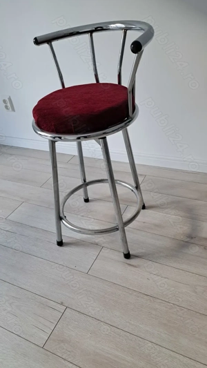 Vând 4 scaune rotative 150 lei pe bucată.