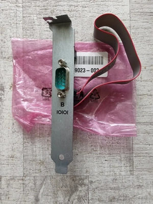 Port serial cu bracket și cablu 15 pini. Produs original HP 389023-002.