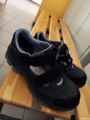 Vand bocanci cu bombeu 