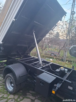 Vand autoutilitară basculabilă trilateral 