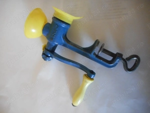 Rasnita veche de mac din fonta