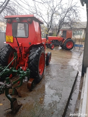 vand doua tractoare U 445 VR
