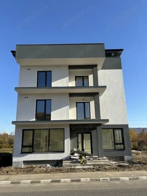 Apartament 3 camere parter + Penthouse - imagine 3