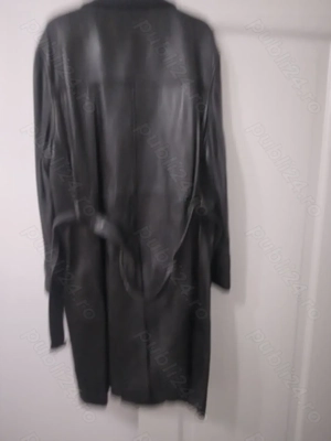 Vind haina de piele naturala ,lunga de culoare neagra,pentru barbati