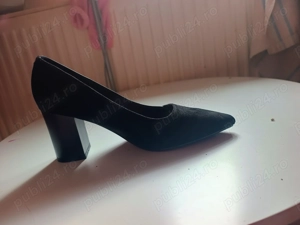 Vand pantofi negri de ocazie noi, inaltimea tocului este de 7 cm,sunt  frumosi si foarte comozi. 