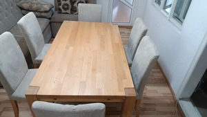 Masă cu șase scaune din lemn masiv.