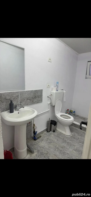 Inchiriez 3 zone scaune in salon