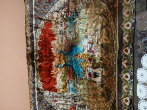 Carpete vechi si o geanta cu margele