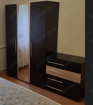 Set mobilier format din dulap spațios cu oglindă și comodă cu sertare