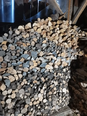 Lemne de foc uscate, taiate, gata de folosit