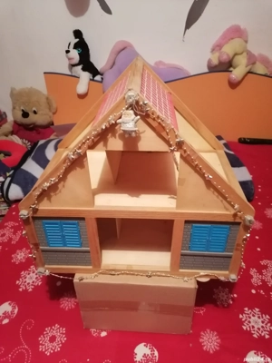 Căsuța din lemn pentru păpuși plus 35 accesorii din lemn 