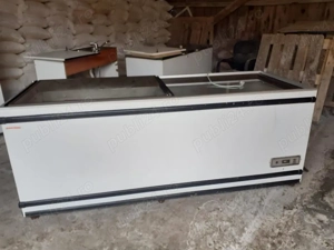 Vand lada congelator de dimensiuni 210x80x84 cm, compresorul este defect.