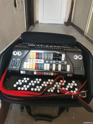 Vând Armonica FARFISA 120 basi stare ca noua cu husa originala în perfecta stare de funcționare 