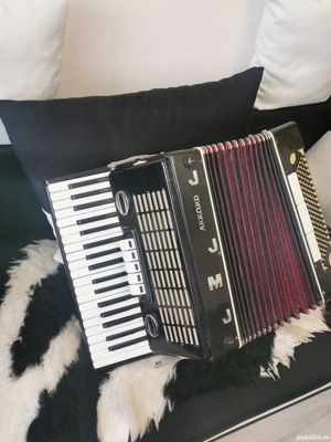 Vând Acordeon Acord cu 96 basi în perfecta stare de funcționare și husa pentru transport 