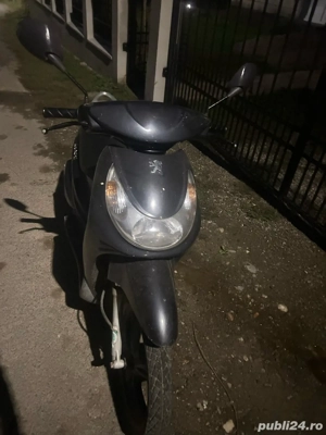 Vând scuter Peugeot motor 49 CC , scuterul deține acte  - imagine 2