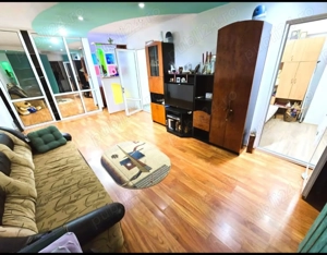 Vand apartament semidecomandat