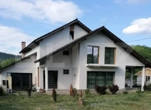 Casa individuala cu 4 camere,pretabila casa de vacanta sau pensiune,Pianu de Sus