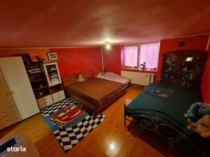 Casa cu teren mare. Casa se poate locui. Apa curentă, centrală termică curte mare plus livadă.