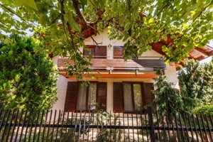 Locuiește lângă pădure, dar cu toate facilitățile la îndemână - imagine 27