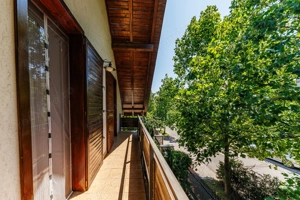 Locuiește lângă pădure, dar cu toate facilitățile la îndemână - imagine 26