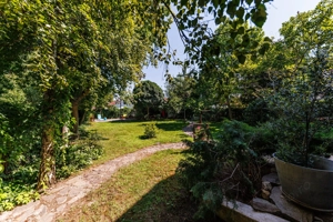 Locuiește lângă pădure, dar cu toate facilitățile la îndemână - imagine 28