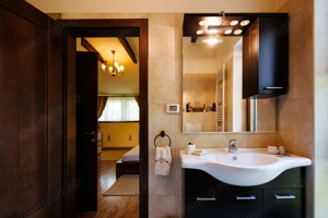 Locuiește lângă pădure, dar cu toate facilitățile la îndemână - imagine 21