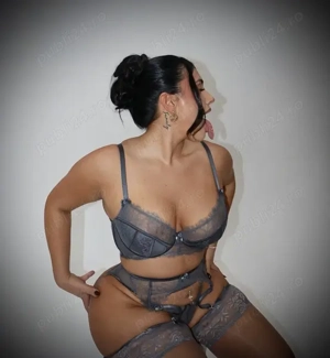 Bruneta apetisanta cu forme frumoase 