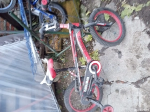 Vand bicicleta rosie si albastra